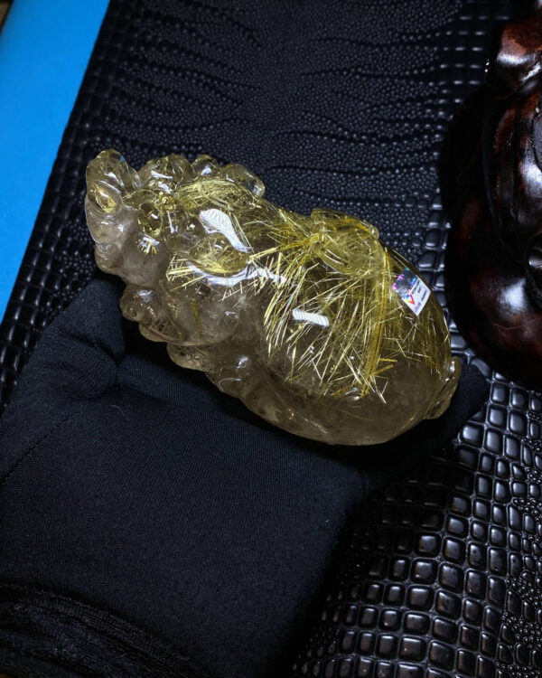 Tác Phẩm Tỳ Hưu Thạch Anh Tóc Vàng 800 Gram